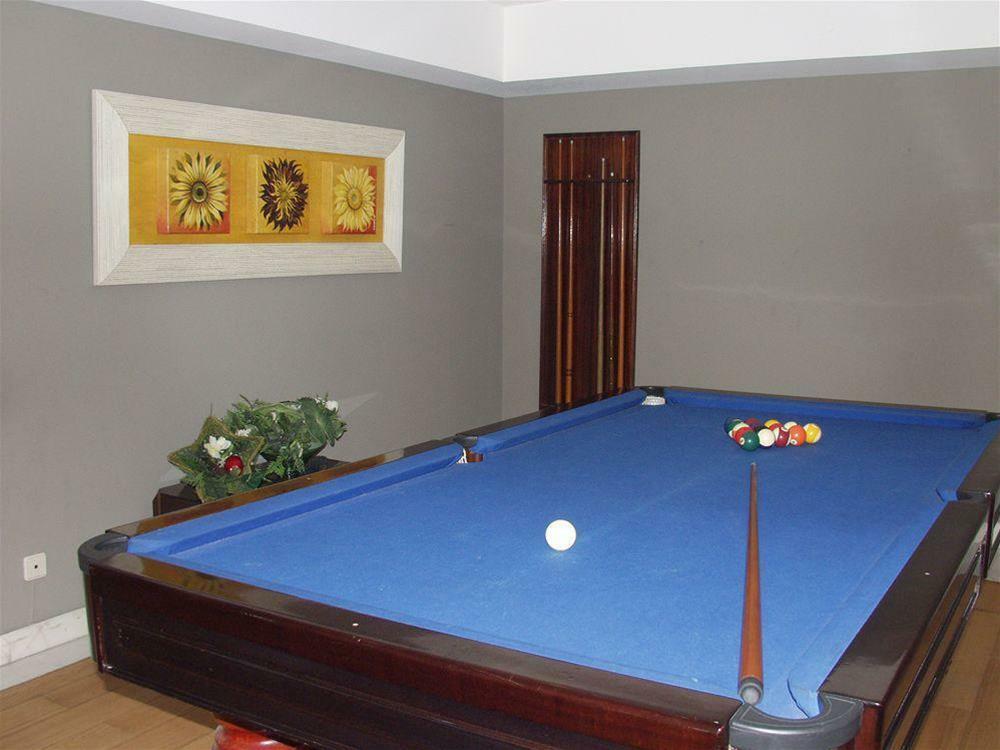 Malibu Foz Hotel - La Maison Younan Figueira da Foz Dış mekan fotoğraf A pool table